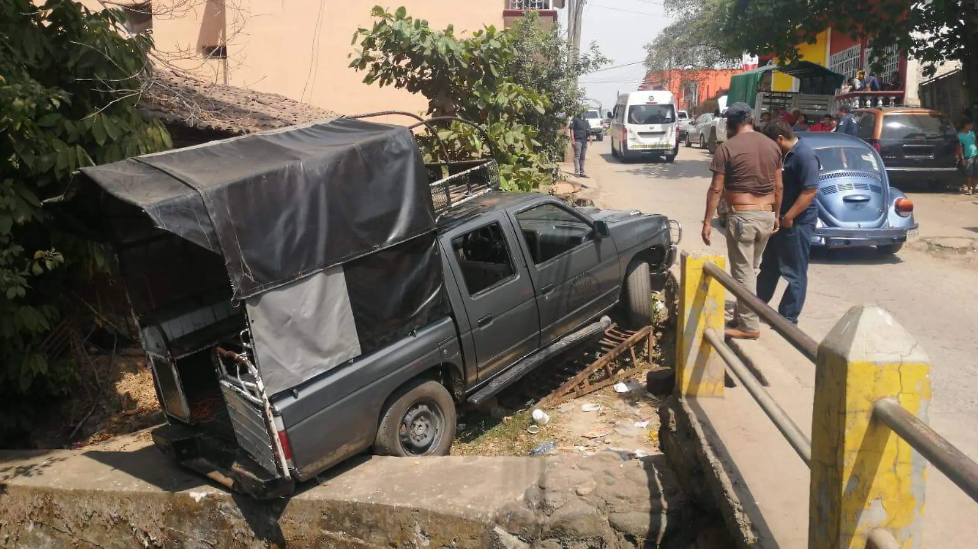 vehiculo cae arroyo